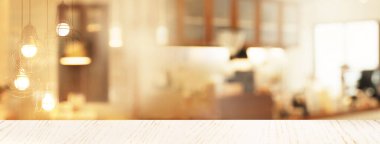 Yumuşak lambalı, doğal ahşap masa. Yumuşak, rahat, kafenin iç afişi arka planda.