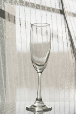 Alkol için temiz cam, beyaz perdeli içecek.