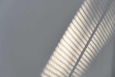 Beyaz beton duvarda güneş ışığının gölgesi