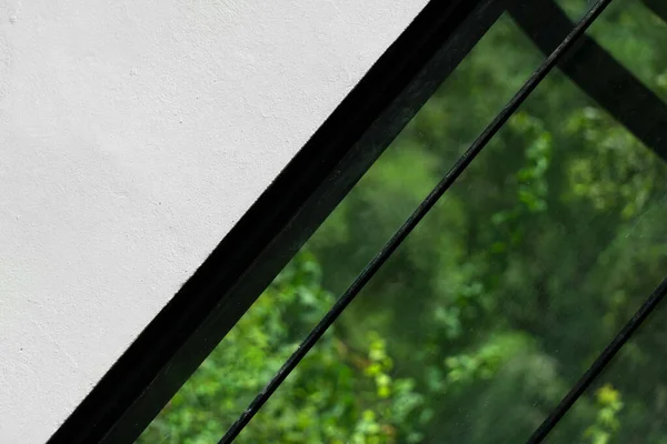 Белое Окно Стены Цемента Черным Металлом Открытом Зеленом Фоне Размытия — стоковое фото