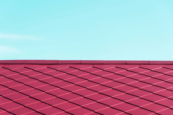 Růžová Červená Střecha Top Texturované Architektury Světle Modrým Abstraktním Pozadím — Stock fotografie