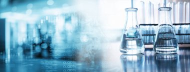 İki cam şişedeki su ve yumuşak bilgi test tüpü ve mavi ışık tıp laboratuarı afişi.