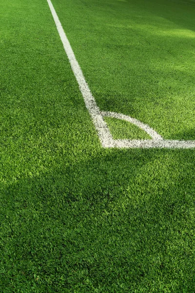 Угол Зеленого Искусственного Травяного Футбола Футбольного Поля Белом Фоне — стоковое фото