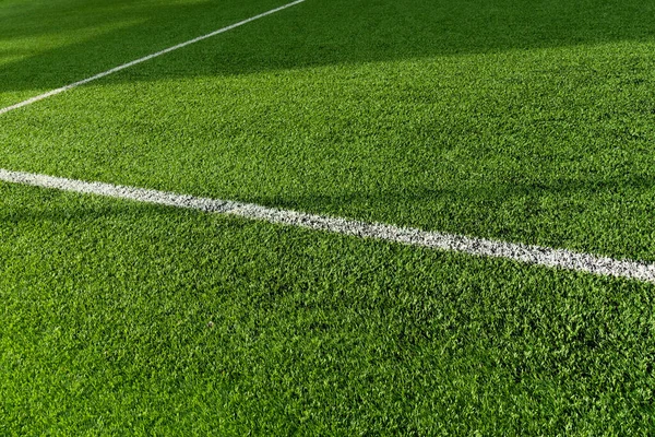 Πράσινο Τεχνητό Γρασίδι Ποδόσφαιρο Γήπεδο Ποδοσφαίρου Λευκή Γραμμή Φόντο Φως — Φωτογραφία Αρχείου