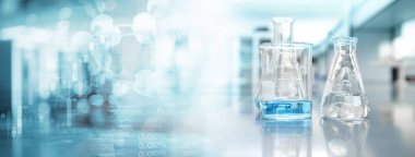 Mavi solüsyonlu cam şişe ve şişe yumuşak bilgi ve kimya yapısına sahip moleküler yapı bilim laboratuvarı mavi afiş arkaplanı