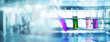 biyo-kimya mavi laboratuvar afişinde test tüpünde mor pembe solüsyon