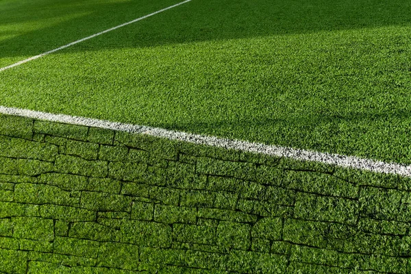 Πράσινο Τεχνητό Γρασίδι Ποδόσφαιρο Γήπεδο Ποδοσφαίρου Λευκή Γραμμή Και Τούβλο — Φωτογραφία Αρχείου