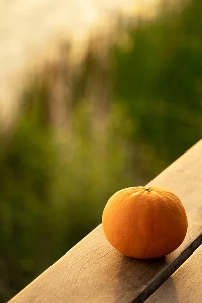 Fruta Laranja Única Ainda Vida Chão Madeira Luz Natural Suave — Fotografia de Stock