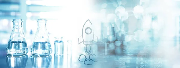 Yenilikçi Kimya Araştırma Laboratuvarında Iki Cam Şişe Beyaz Mavi Pankart — Stok fotoğraf
