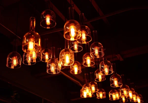 Rozostření skleněná lampa v noci — Stock fotografie