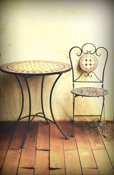 Ancienne chaise et table en métal — Photo