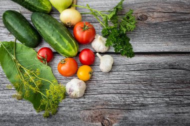 Ahşap arka planda yemek pişirmek için sebzeler. Çevre dostu ürünler. Vejetaryen seti. Mesajın için yer aç. Logo için yer var. Ülke biçimi.