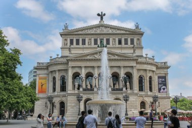FRANKFURT AM MAIN, GERMANY - 19 Haziran 2014: Yazın güneşli bir günde, meydanda birçok turistle Eski Tarihi Opera Konser Salonu 'nun görüntüsü.