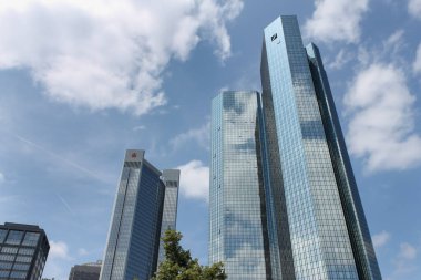 FRANKFURT AM MAIN, GERMANY - 19 Haziran 2014: Yüksek gökdelenli şehir finans merkezinin görüntüsü. Bankalar, ekonomi, iş ve finans kavramı.