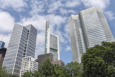 FRANKFURT AM MAIN, GERMANY - 19 Haziran 2014: Banka gökdelenleri olan şehir finans merkezinin görüntüsü. Ekonomi, iş ve finans kavramı. Avrupa 'da turizm cazibesi.