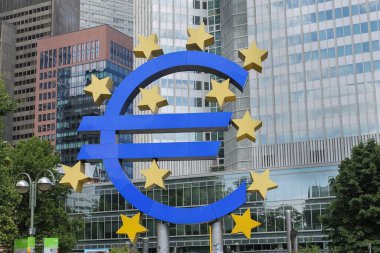 FRANKFURT AM MAIN, GERMANY - 19 Haziran 2014: Frankfurt, Almanya 'daki Avrupa Merkez Bankası genel merkezinde Euro işareti. İş, banka ve finans kavramı .