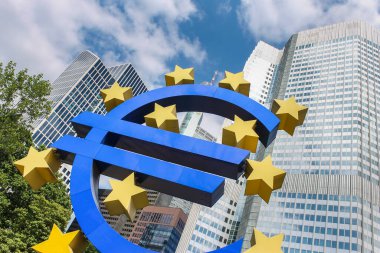 FRANKFURT AM MAIN, GERMANY - 19 Haziran 2014: Avrupa Merkez Bankası genel merkezinde Euro işareti. İş ve finans kavramı