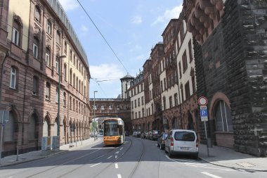 FRANKFURT AM MAIN, GERMANY - 19 Haziran 2014: Şehir merkezindeki elektrikli tramvayın görüntüsü.