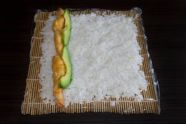 Příprava Sushi Rolky Rýže Avokádem Smaženými Krevetami Japonské Jídlo Koncept — Stock fotografie