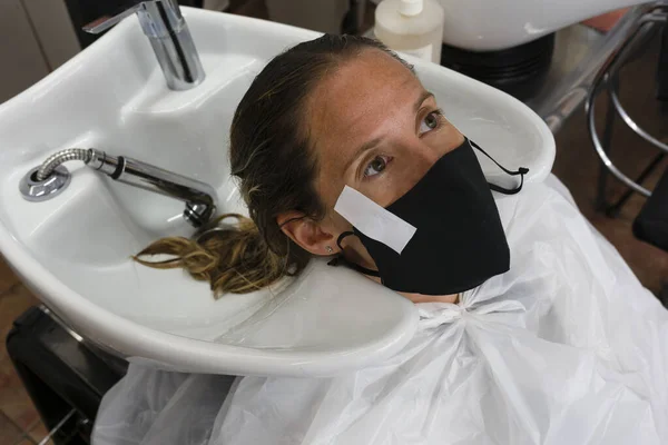Woman Wearing Medical Protective Mask Hairdressing Salon Customers Workers Business — Stock Photo, Image