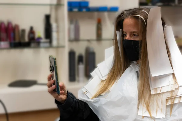 Beautiful Woman Client Hairdressing Salon Using Smartphone Taking Selfie Wearing — Stock Photo, Image