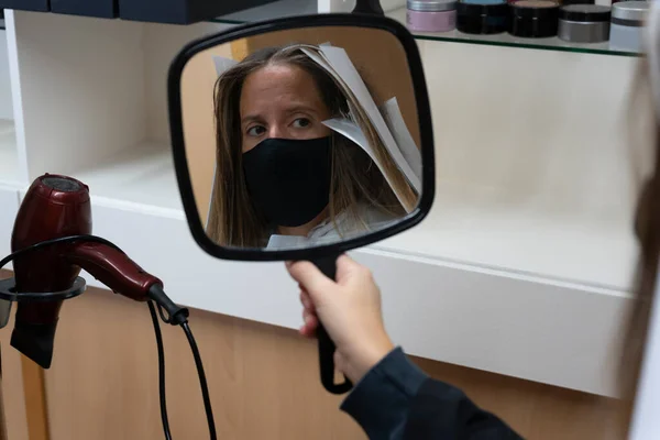 Woman Client Protective Medical Mask Hairdressing Salon Looking Herself Hand — Stock Photo, Image