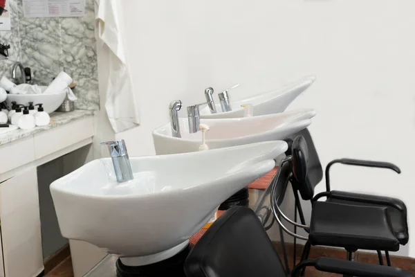 Friseursalon Friseursalon Innen Haarwaschbecken Stühle Leerzeichen Kopieren — Stockfoto