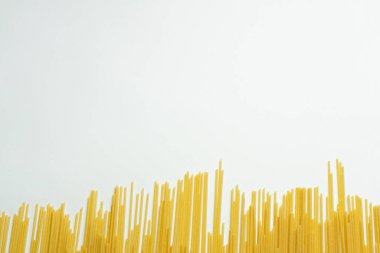 Spagetti, beyaz arka planda izole edilmiş ve kopyalanmamış. Yaratıcı sağlıklı gıda konsepti. İtalyan yemek geçmişi..