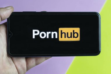 Barcelona, İspanya-5 Kasım 2020: Pornhub logosu renkli arka planda olan akıllı telefon. Pornhub bir pornografik video paylaşım ve pornografi web sitesidir.