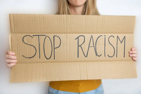 年轻美丽的女人举着一张标有 制止种族主义 的抗议海报 政治和社会问题概念 反种族歧视的生活方式 — 图库照片