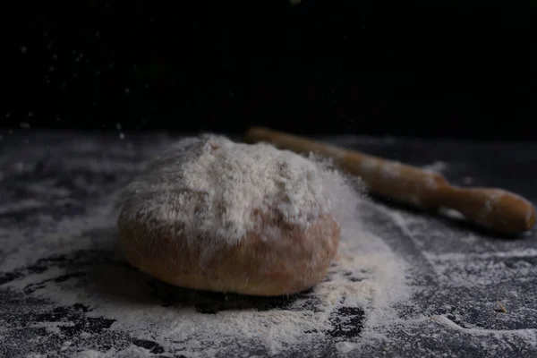 Fresh Bread Flying Flour Splash Rolling Pin Floury Black Table — Stock Photo, Image