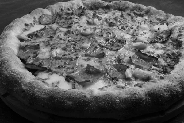 Délicieuse Pizza Noire Blanche Fromage Bacon Croustillant Ananas Sur Fond — Photo