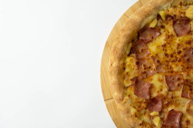 Peynirli Lezzetli Hawaii pizzası, çıtır pastırma ve ananas ahşap pizza tahtası ve beyaz arka plan. Metin için fotokopi alanı, restoran tanıtım şablonu konsepti..
