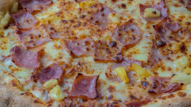 Peynirli, pastırmalı ve ananaslı lezzetli ve çıtır çıtır Hawai pizzası..