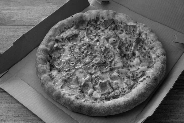 美味的新鲜披萨 纸板箱上有培根 奶酪和菠萝 夏威夷披萨黑色和白色风格的色彩 — 图库照片