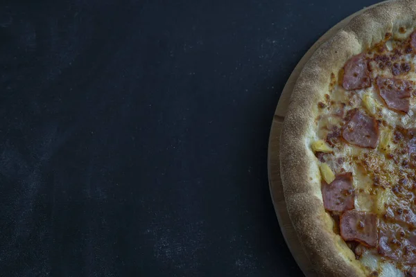 チーズとハワイのピザ コピースペースと暗い背景にクリスピーベーコンとパイナップル — ストック写真