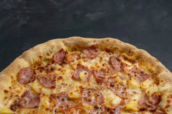 Sabrosa Pizza Hawaiana Con Queso Tocino Crujiente Piña Sobre Fondo — Foto de Stock