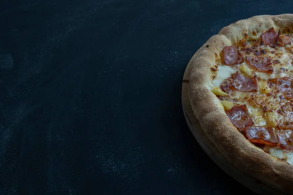 Pizza Havaiana Saborosa Com Queijo Bacon Crocante Abacaxi Fundo Escuro — Fotografia de Stock
