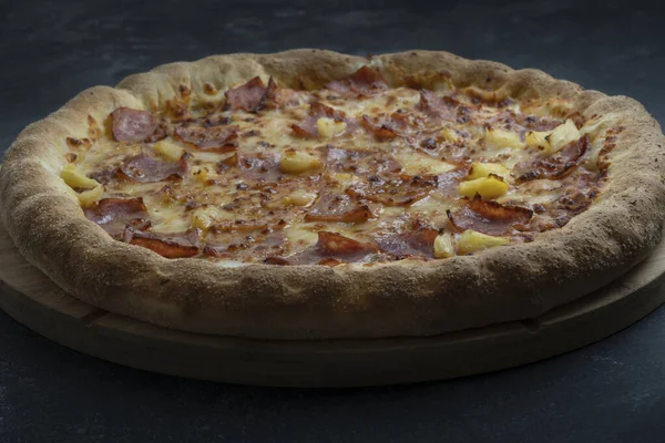 Deliciosa Pizza Com Queijo Bacon Crocante Abacaxi Fundo Escuro — Fotografia de Stock