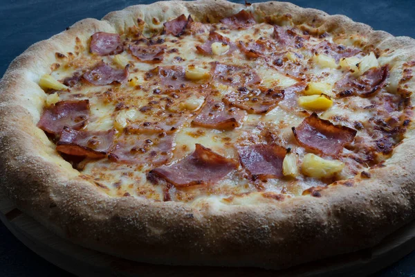 Vista Perto Pizza Havaiana Saborosa Com Queijo Bacon Crocante Abacaxi — Fotografia de Stock