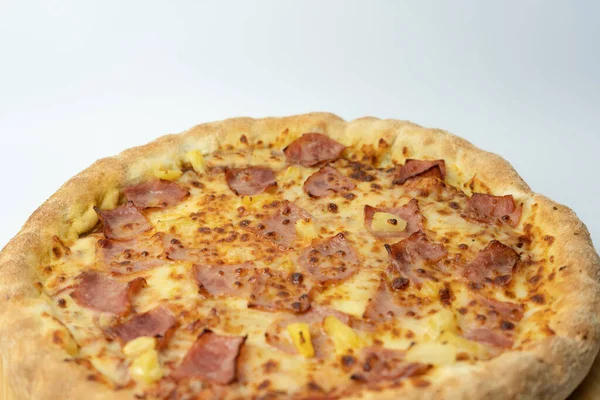 Pizza Com Queijo Bacon Crocante Abacaxi Placa Pizza Madeira Fundo — Fotografia de Stock