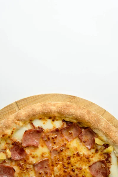 Heerlijke Hawaiiaanse Pizza Met Kaas Knapperig Spek Ananas Houten Pizzabord — Stockfoto