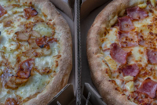 Vista Perto Duas Pizzas Caixas Papelão Vista Superior Pizza Havaiana — Fotografia de Stock