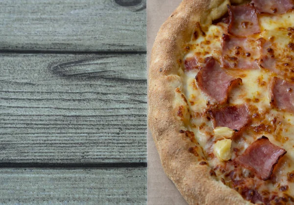 Pizza Kartonnen Doos Houten Achtergrond Bovenaanzicht Van Hawaiian Pizza Met — Stockfoto