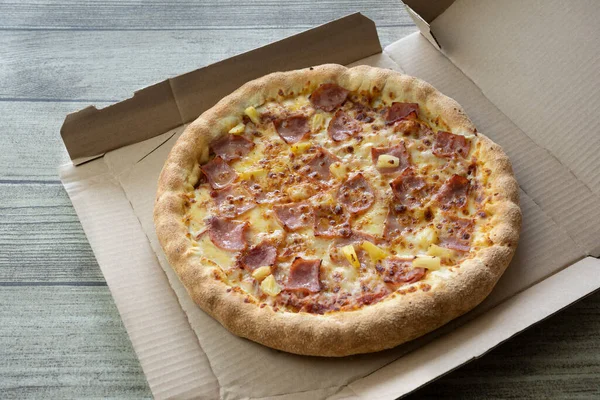 Hawajska Pizza Bekonem Serem Ananasem Pudełku Tekturowym Koncepcja Promocji Restauracji — Zdjęcie stockowe