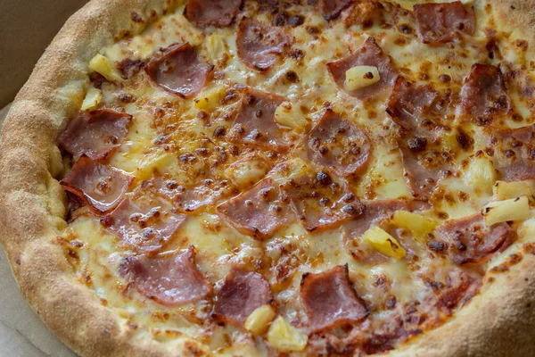 チーズ ベーコン パイナップルとおいしいハワイアンピザのトップビューを閉じます — ストック写真