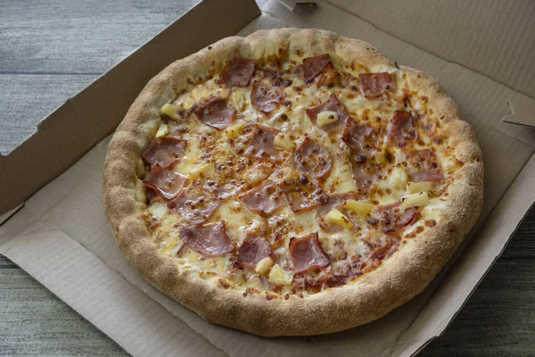 Heerlijke Verse Pizza Met Spek Kaas Ananas Kartonnen Doos Hawaiiaanse — Stockfoto