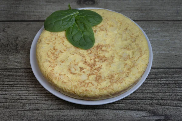 Tortilla Patatas Española Llamada Tortilla Patatas Con Hojas Frescas Sobre — Foto de Stock