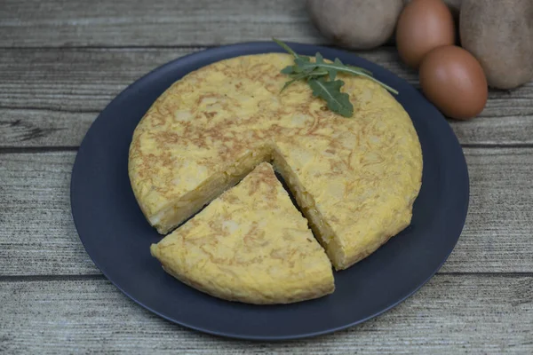 Tortilla Española Llamada Tortilla Patatas Con Huevos Papas Sobre Plato — Foto de Stock