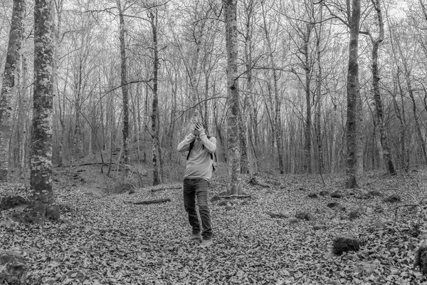 Hombre Con Mochila Manos Cabeza Caminando Bosque Perdido Naturaleza Peligro —  Fotos de Stock